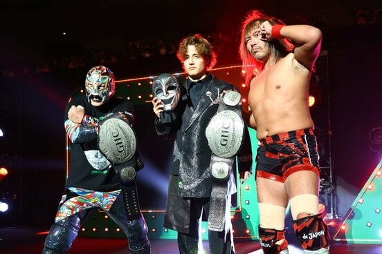 1・1武道館でGHCタッグ王座を一発奪取した内藤哲也(右)とBUSHI(左)。中央はRYUSEI