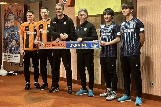 Ｊ１福岡・長谷部茂利監督(中央右)と握手するシャフタル・ドネツクのプシッチ監督(同左)