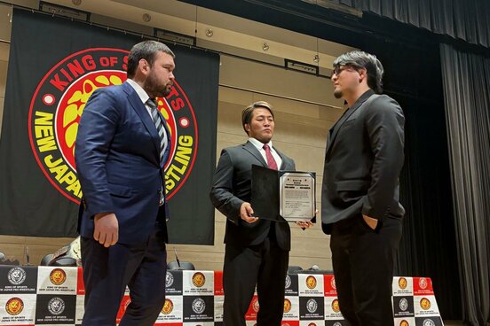 会見でにらみ合うウルフアロン(左)と成田蓮