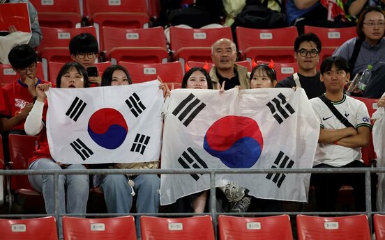 国旗を掲げ応援する韓国ファン(ロイター)
