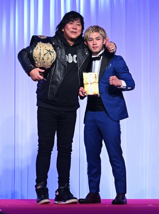  壬生狼一輝（右）とプレゼンターの大仁田厚（東スポWeb）