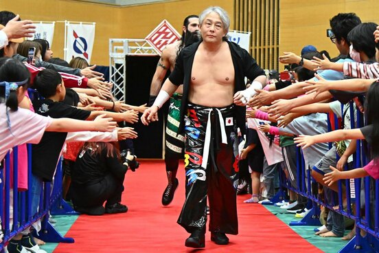 九州プロレス春日大会で入場するTAJIRI