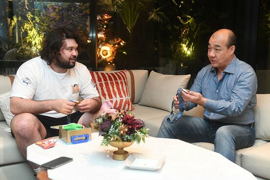 ウルフアロンからメダルの説明を受ける西村誠司社長