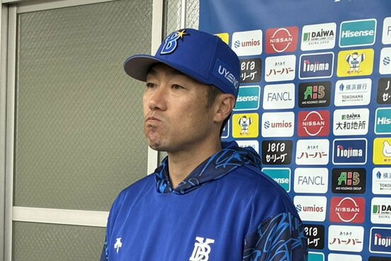 練習後、報道陣の取材に応対した相川監督