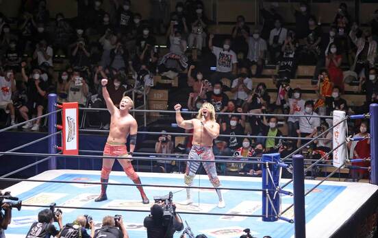  「愛してま～す！」と絶叫したオカダ（左）と棚橋（東スポWeb）