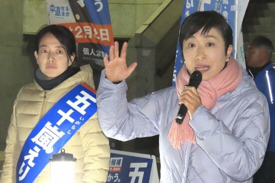 東京30区から立候補した中道・五十嵐えり氏(左)を応援した辻元清美氏