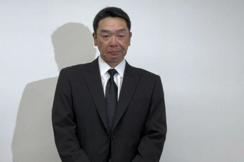 涙をこらえて会見に臨んだ阿部慎之助氏