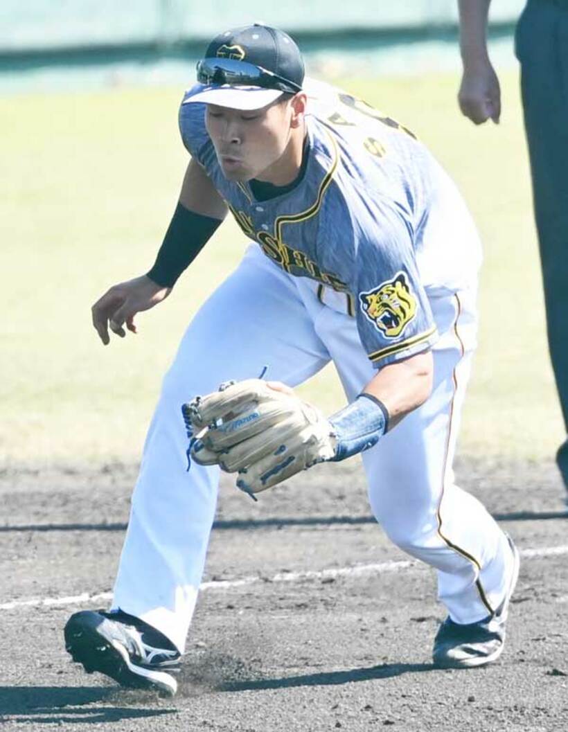  三塁守備もこなした阪神・佐藤輝