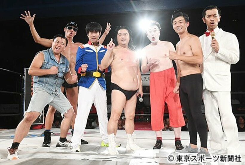  バトルロイヤルに出場したスギちゃん（左）