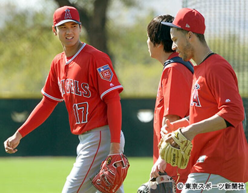  移動中にシモンズ（右）と話す大谷（左）