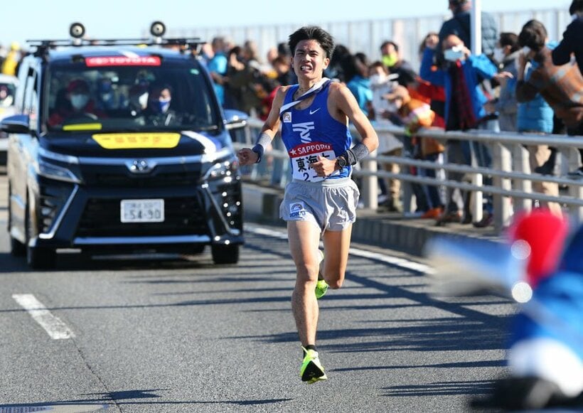  沿道には選手たちを〝応援〟する人々が…（代表撮影）