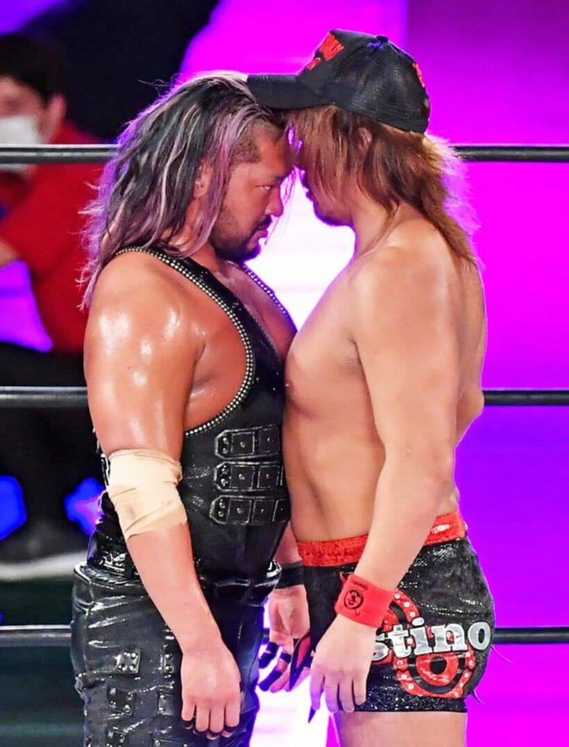  内藤（右）とにらみ合う２冠王者・ＥＶＩＬ