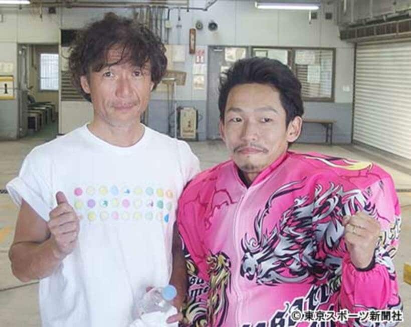 師匠の栗原勝測（左）と喜ぶ中村雅人