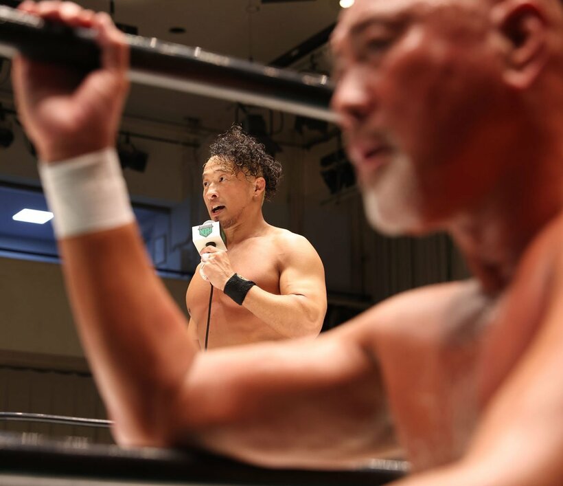  武藤（手前）とのタッグ王座取りへ決意を語った丸藤（東スポWeb）
