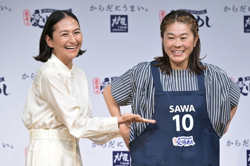 澤穂希（右）にエプロンをプレゼントする亜希