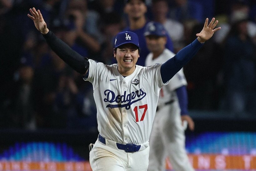 延長戦を制して歓喜の大谷翔平（ロイター）