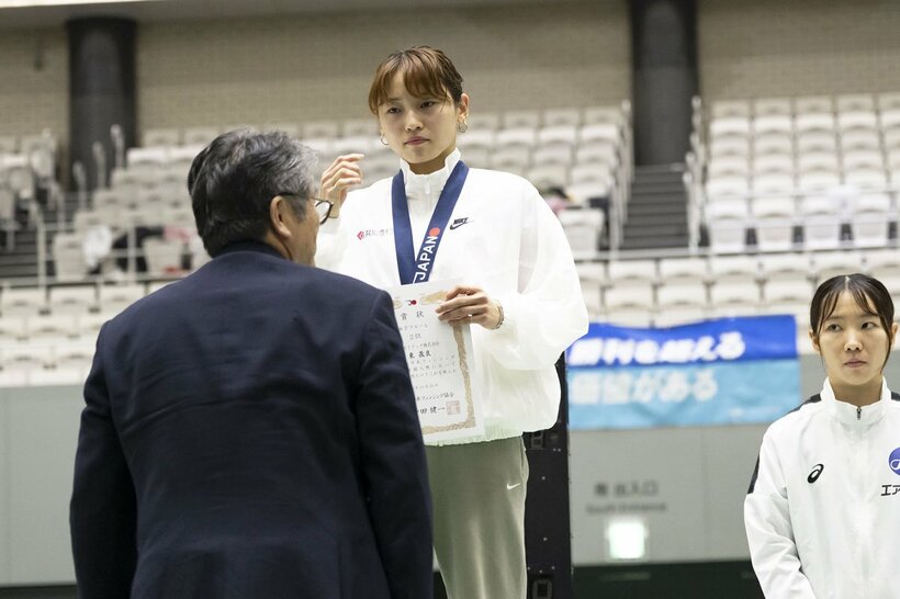 銀メダルに悔しげな表情の東晟良（©日本フェンシング協会）