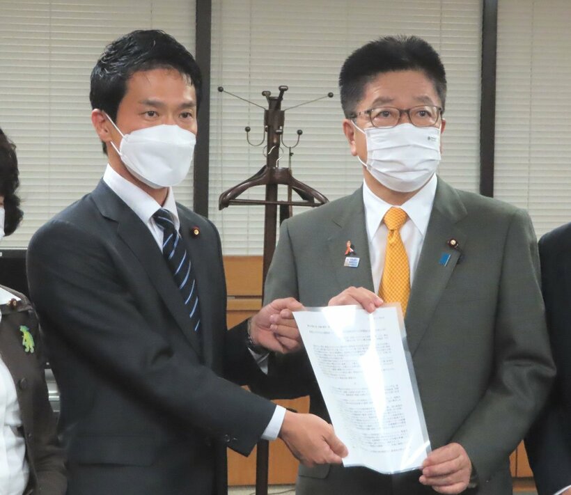 加藤勝信厚労相（右）と立憲・小川淳也氏