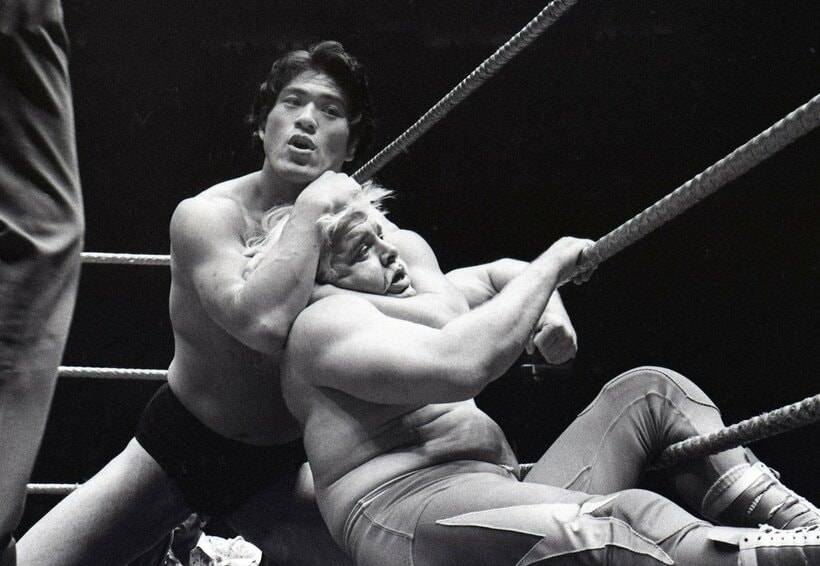  猪木はモンティを強烈なスリーパーホールドに捕らえる(東スポWeb)