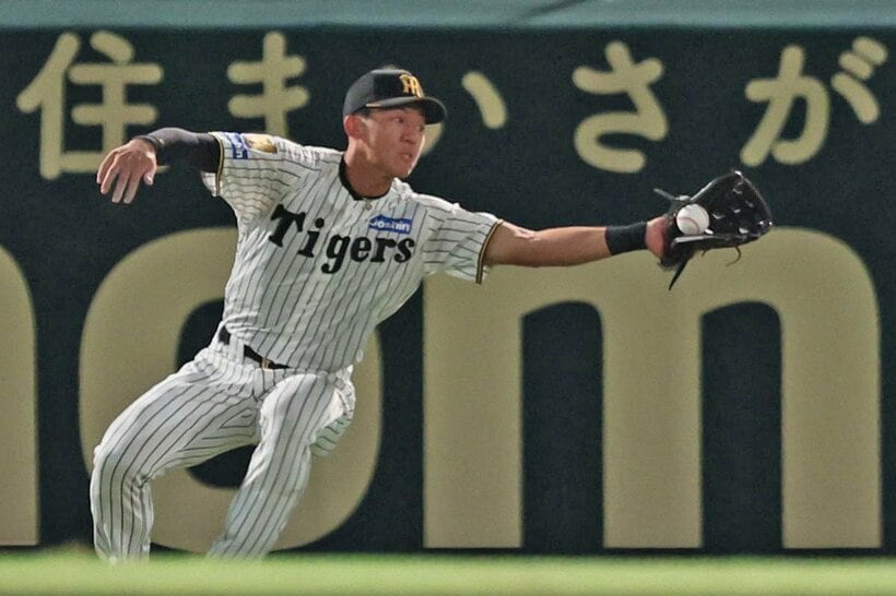 一度は打球をつかんだ阪神・立石正広だったが…