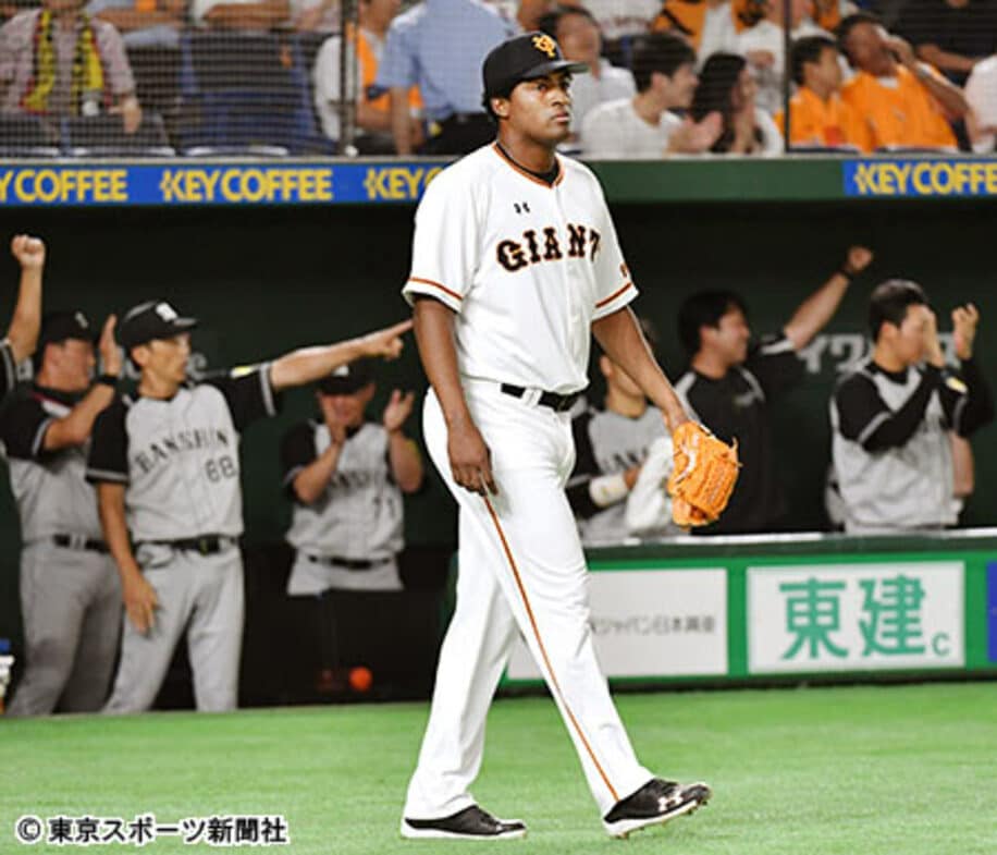  福留の同点三塁打で盛り上がる阪神ベンチの前で肩を落とすカミネロ