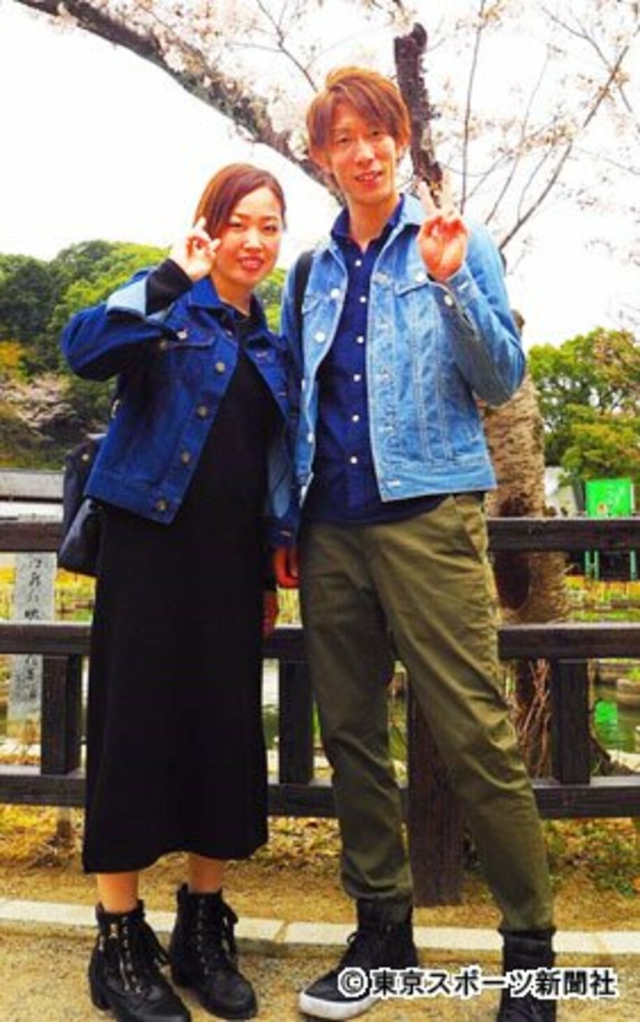  今年４月、福岡・太宰府天満宮の桜の木の下で新婚ホヤホヤのツーショット！