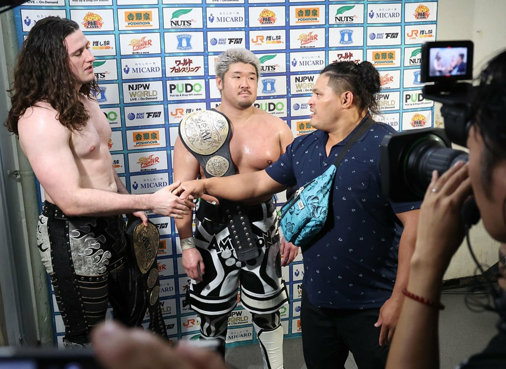 試合後にジェフ・コブ(右)と握手を交わし、トリオ結成へと動いたK.O.B