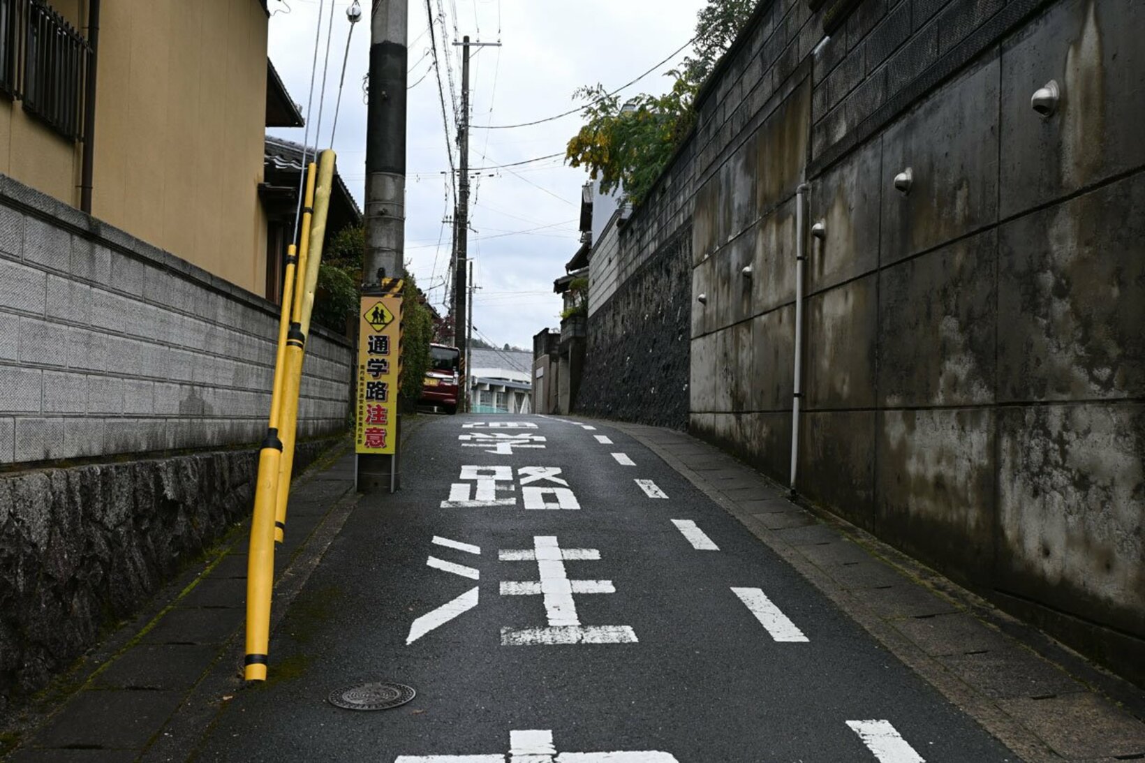 小学校近くの道路は道幅が狭かった