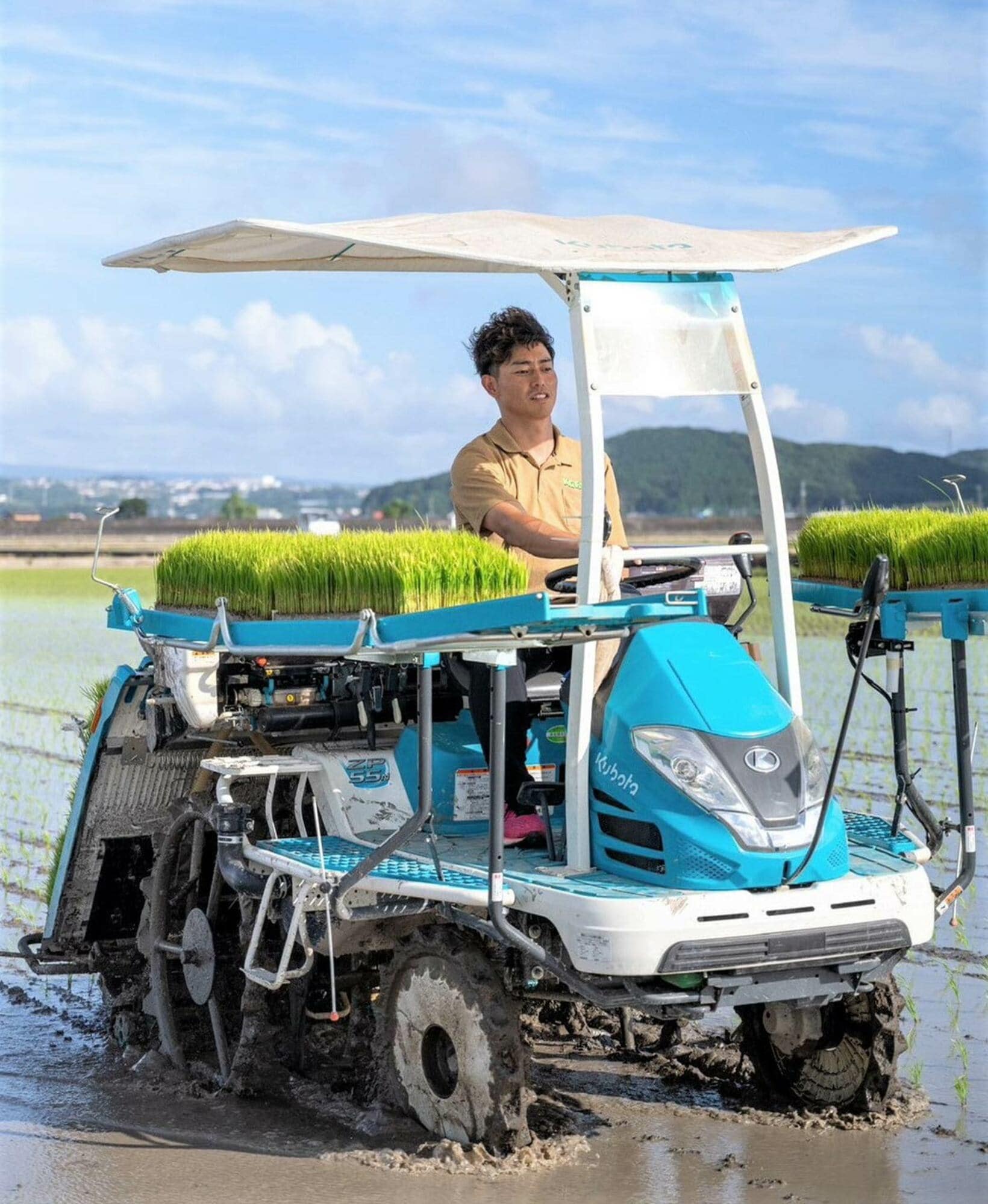 自ら田植え機に乗り込んで作業する