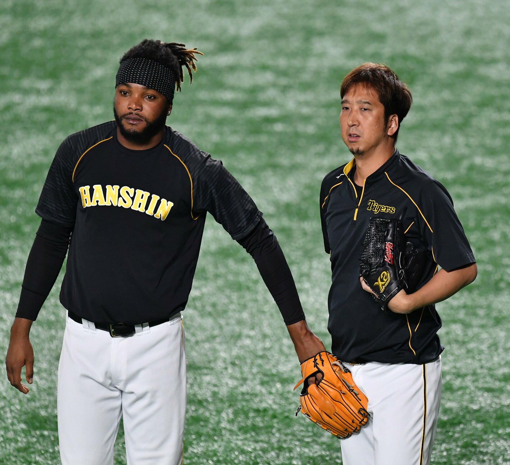 現役時代の藤川監督(右)とともに練習する阪神・ドリス（2019年）