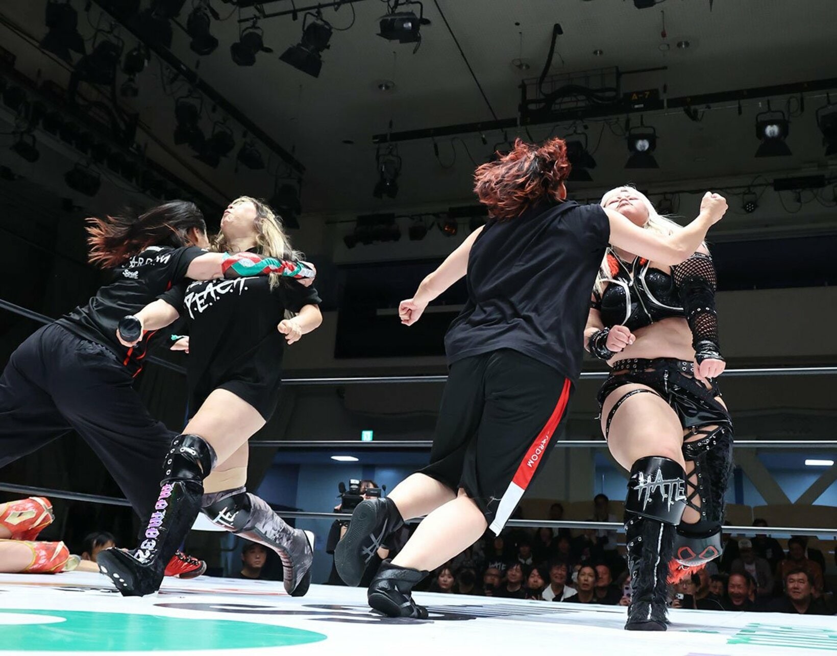 羽南のワンダー戦で、舞華(左手前)とともにH.A.T.E.の蛮行を阻止した林下詩美