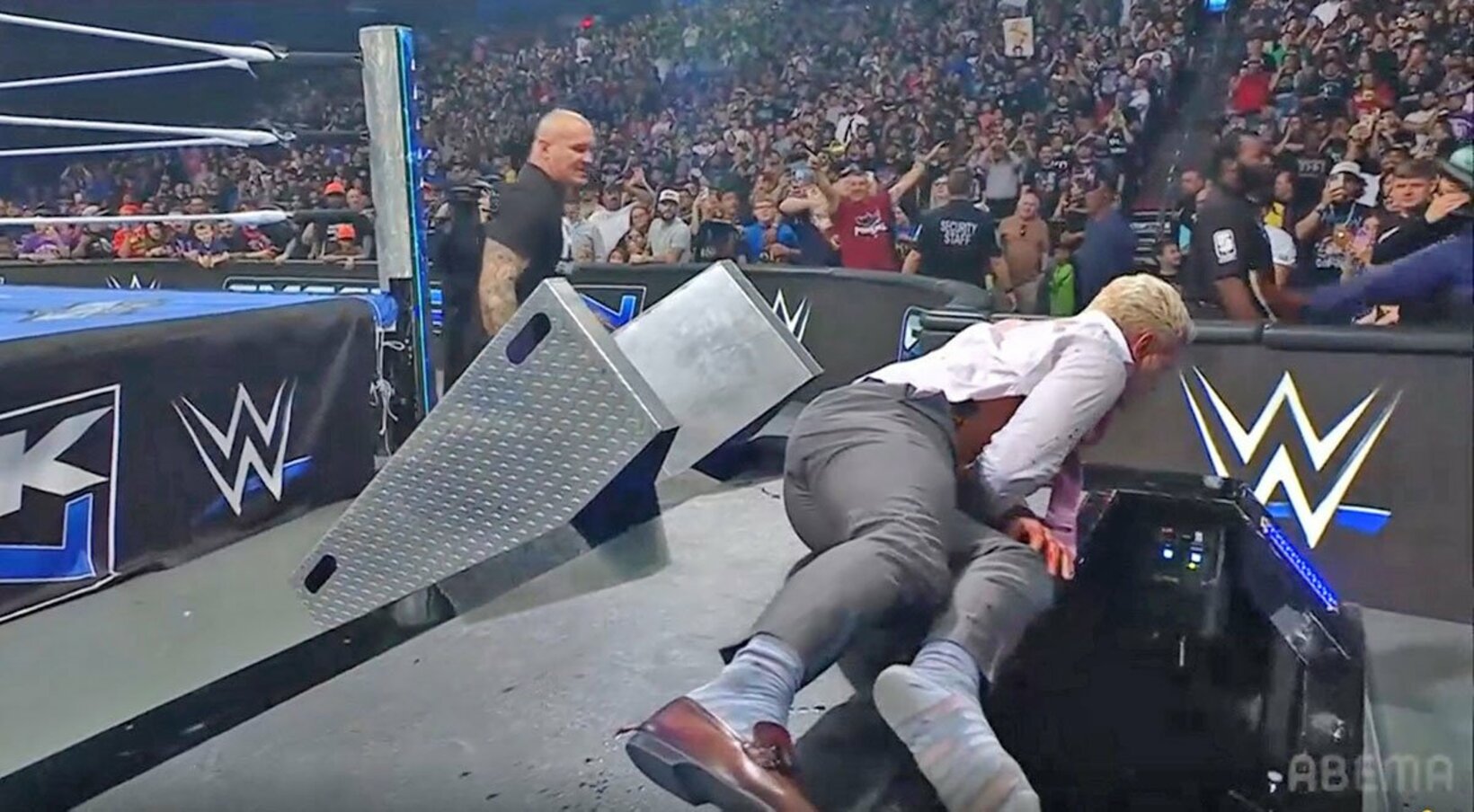 弟分のコーディ・ローデス(右)を鉄階段で血だるまにしたオートン（©AbemaTV, Inc.）