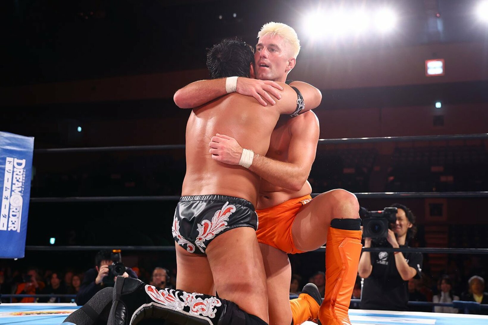 試合後、ザック・セイバーJr.(右)と抱き合うタイチ
