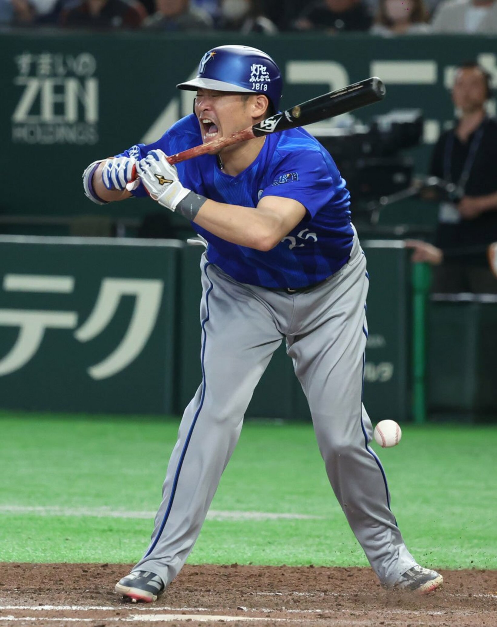 筒香がもん絶！ 死球直撃の瞬間