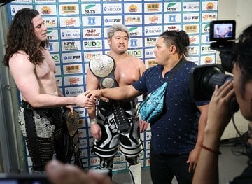 試合後にジェフ・コブ(右)と握手を交わし、トリオ結成へと動いたK.O.B