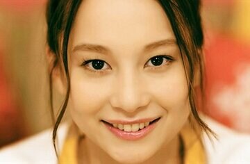 ウェブCM「美女の口元篇」に出演しているNiki