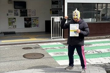 ビラを手にガッツポーズのビリーケン・キッド