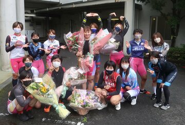  中央がラストランを迎えた田中麻衣美（東スポWeb）