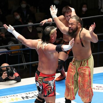  モンゴリアンチョップを打ち合うグレート-Ｏ-カーン（右）と天山広吉