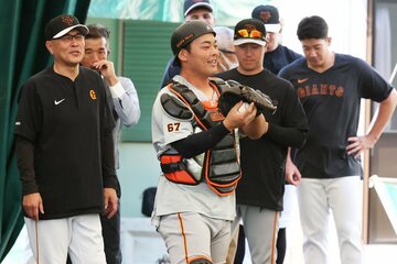 捕手としてブルペンでの仕事もこなす巨人・山瀬(中)
