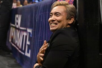 試合に介入し場外で笑みを浮かべるオカダ・カズチカ（©All Elite Wrestling）
