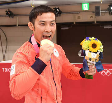  柔道男子６０キロ級で金メダルを獲得した高藤もビクトリーブーケを贈られた