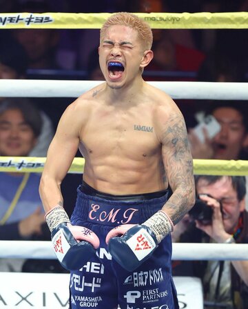 勝利に雄たけびを上げる井岡一翔