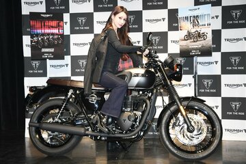 トライアンフのバイクにまたがるダレノガレ明美