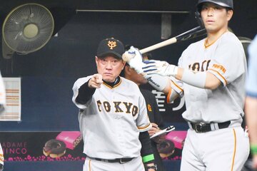 巨人・原監督(中)もベンチで手を尽くしたが…