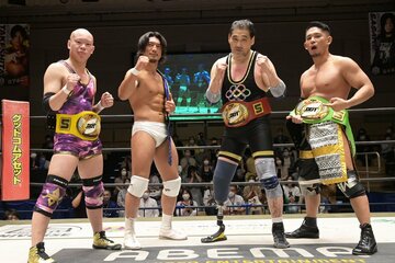 KO-D8人タッグ王座を戴冠した谷津嘉章（右から2人目、21年7月）