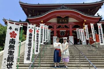 大須観音で公演成功祈願参拝を行った大鹿礼生（左）と菊池俊