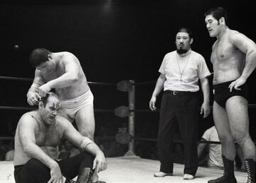 公約通りベーカーの頭を刈る豊登。右は小林