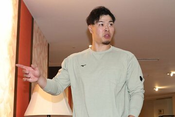会見後、全体ミーティングに参加した阪神・佐藤輝明