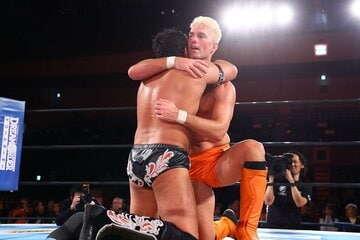 試合後、ザック・セイバーJr.(右)と抱き合うタイチ